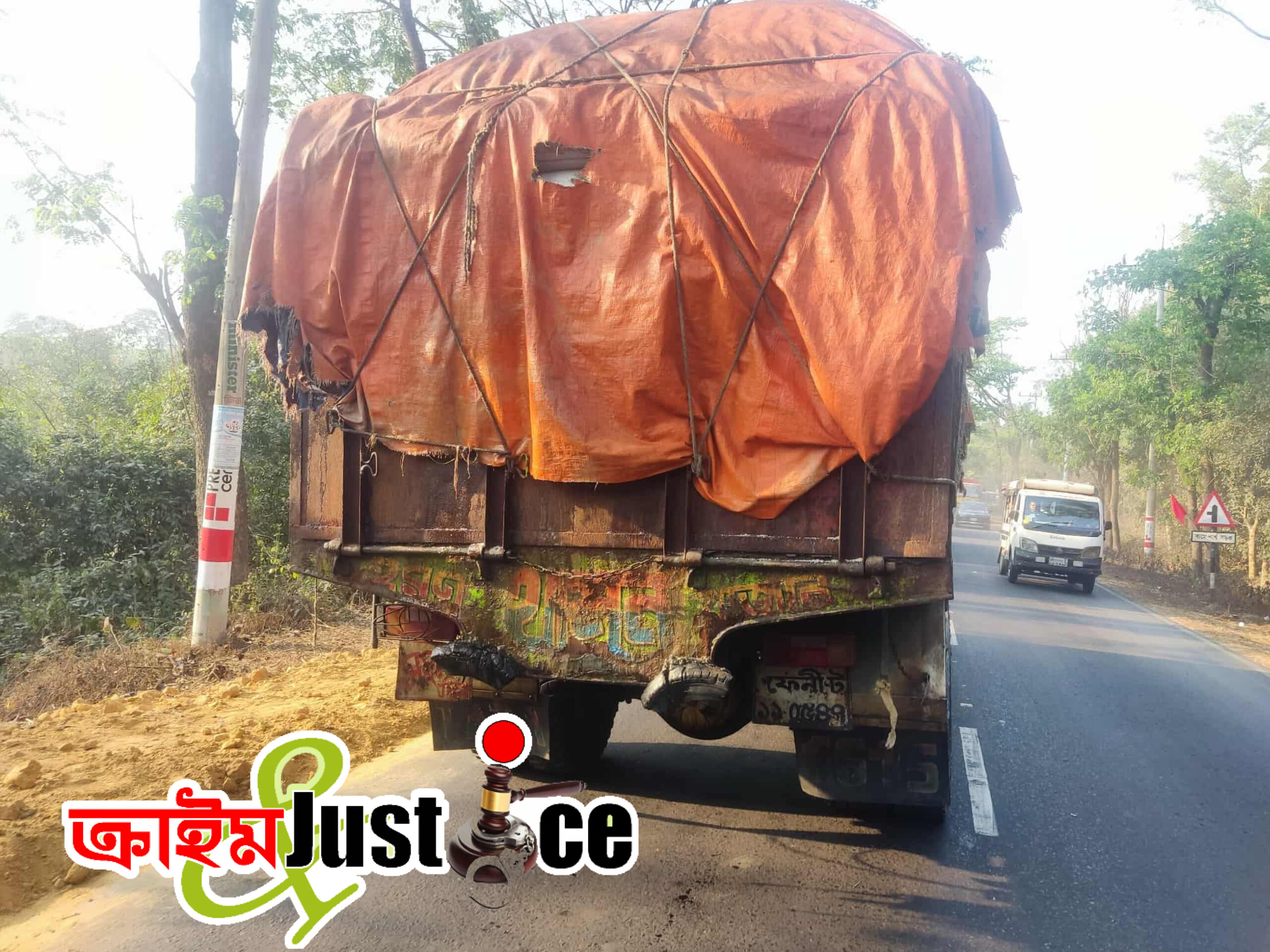লবনবাহী ট্রাকের নিঃসৃত পানিতে পিচ্ছিল হয় মহাসড়ক, ঘটে দূর্ঘটনা
