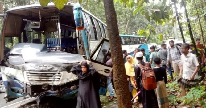 কক্সবাজার-চট্টগ্রাম মহাসড়কে মাইক্রোবাসের সংঘর্ষে একই পরিবারে ৫ জন নিহত