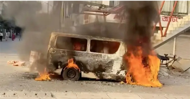 রাজধানীর উত্তরায় একটি মাইক্রোবাসে আগুন