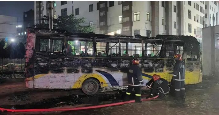 সাভারে ভোরে পার্কিং করা বাসে অগ্নিসংযোগের ঘটনা ঘটেছে