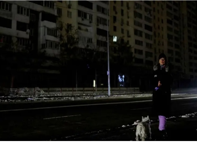 ইউক্রেনের রাজধানী কিয়েভে  গত ২ দিন ধরে বিদ্যুৎবিহীন অবস্থায় রয়েছে