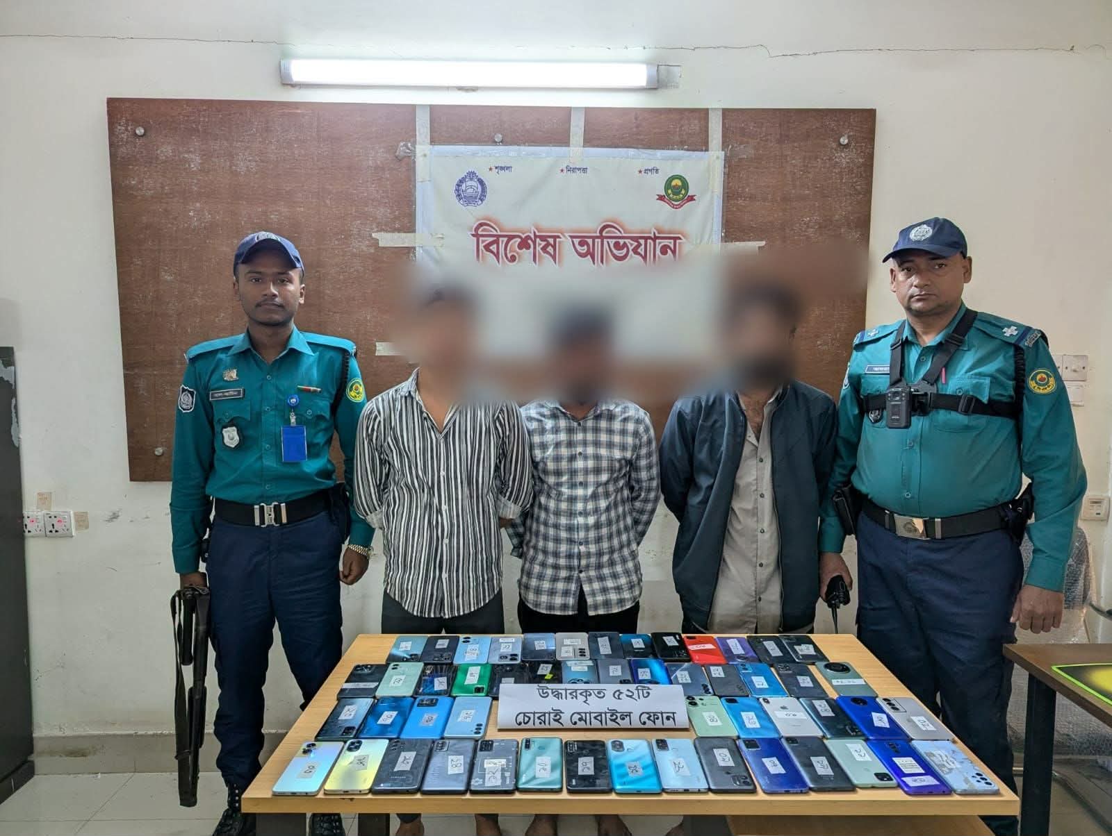 পাঁচলাইশে পুলিশের অভিযানে ৫২টি চোরাই মোবাইলসহ ৩ জন গ্রেফতার