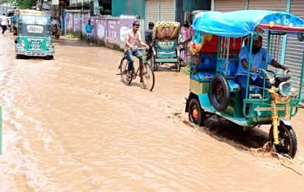 টাঙ্গাইল জেলার নাগরপুর উপজেলা সদর বাজারে প্রবেশের প্রধান সড়ক নাগরপুর-চৌহালী রাস্তা চলাচলে বেহাল দশা